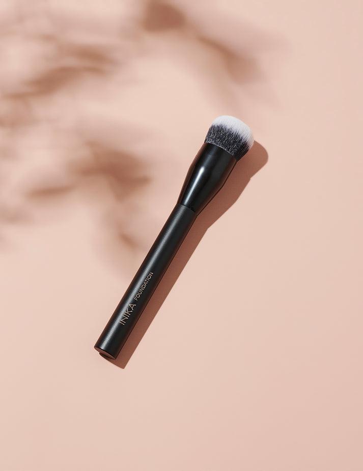 INIKA - Foundation Brush - The Bare Theory